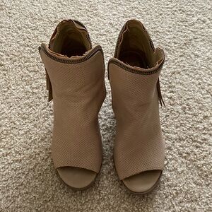 Zipper accented heeled boots